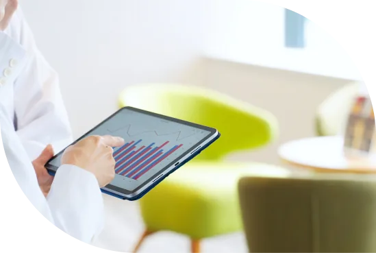 タブレットでグラフを確認する医療従事者
