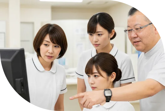 モニターを見ながら話し合う医療スタッフ
