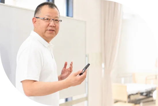 病室でスマートフォンを操作する医療従事者