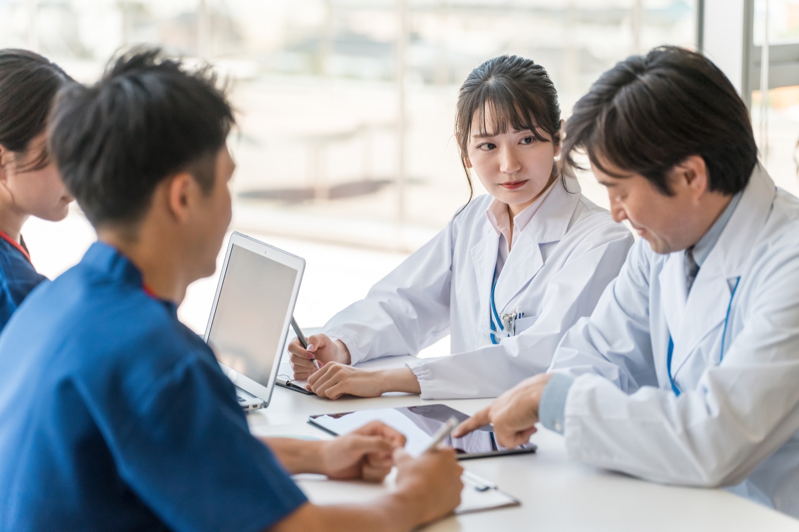 医療情報システムを検討するスタッフ